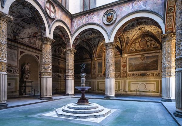 Book cover of Palazzo Vecchio, featuring an interior doorway of the palace with sculptured arch and wall paintings. Published by Forma Edizioni.