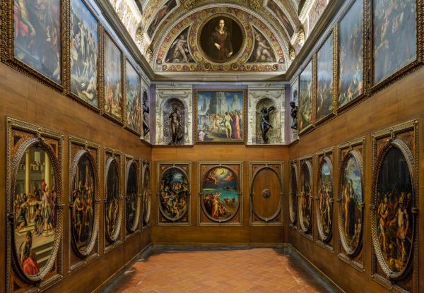 Book cover of Palazzo Vecchio, featuring an interior doorway of the palace with sculptured arch and wall paintings. Published by Forma Edizioni.