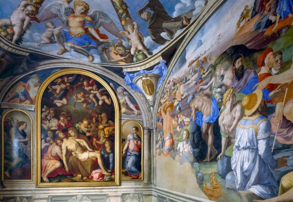 Book cover of Palazzo Vecchio, featuring an interior doorway of the palace with sculptured arch and wall paintings. Published by Forma Edizioni.