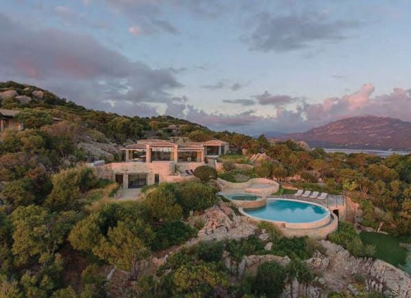 Red book cover of Alvisi Kirimoto. Published by Forma Edizioni.