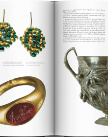 Book cover of Pompeii: A Life Revealed, featuring a bronze head with mouth open, and bright yellowing eyes. Published Scripta Maneant Editori.