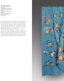 Book cover of Asia Chic, featuring a red floral geometric pattern on off white fabric. Published by 5 Continents Editions.