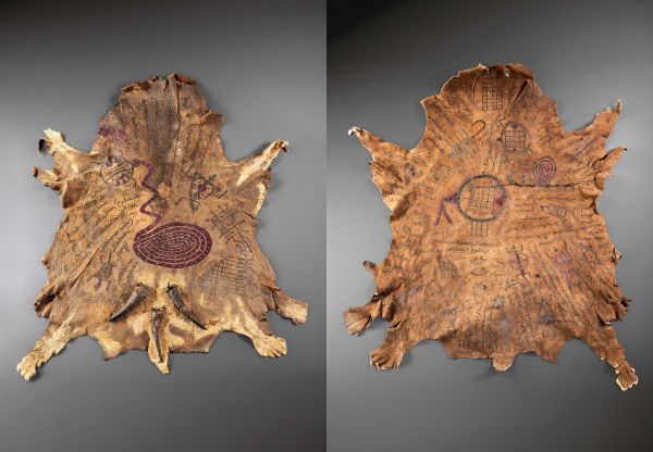 Book cover of Allo Kafii Gida, Secret Qur'anic Boards from Northern Nigeria, featuring a Qur'anic wood panel adorned with black and aubergine text and abstract shapes. Published by 5 Continents Editions.