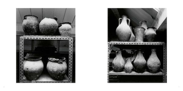 Navy cover of Sing Sing. Pompeii's Body, featuring a sculpture of deer on white plinth. Published by 5 Continents Editions.