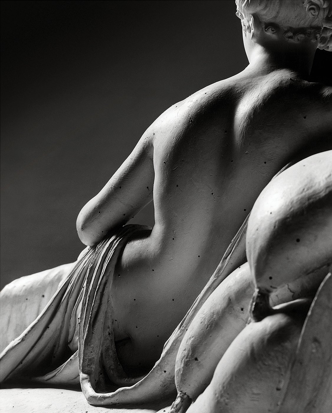 Rear of white plaster cast of human figure laying on surface, grey cover, CANOVA FOUR TEMPOS in white font to upper left.