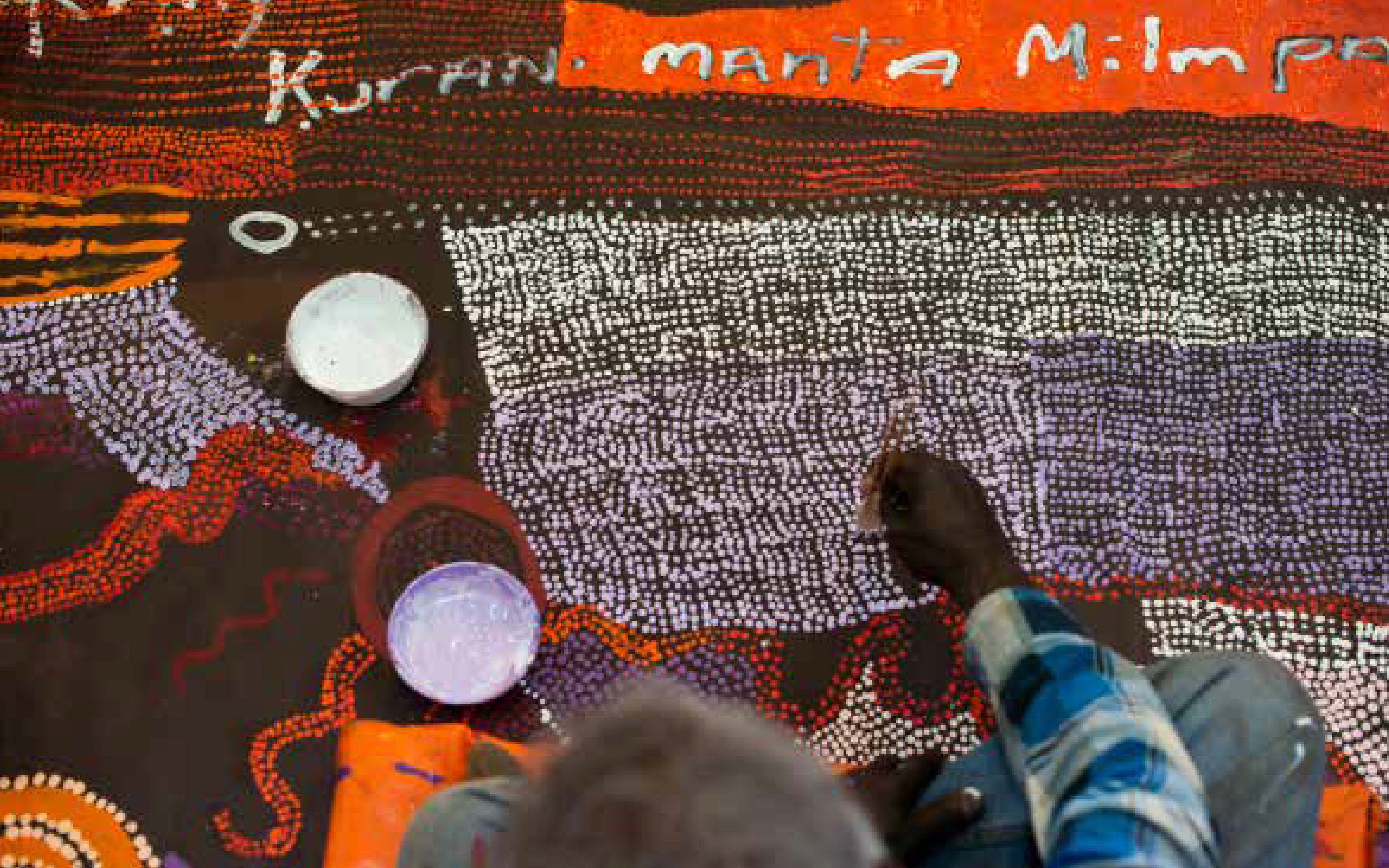 Book cover of Anangu Collective, featuring a grey Aboriginal pattern with circles. Published by 5 Continents Editions.