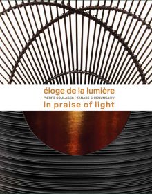 White book cover of Éloge de la Lumière, Pierre Soulages - Tanabe Chikuunsai IV. In praise of light featuring a black bamboo structure with bronze semi circle in center. Published by 5 Continents Editions.