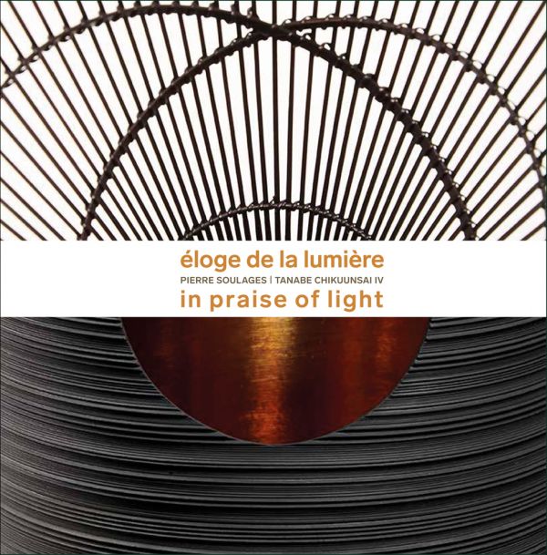 White book cover of Éloge de la Lumière, Pierre Soulages - Tanabe Chikuunsai IV. In praise of light featuring a black bamboo structure with bronze semi circle in center. Published by 5 Continents Editions.