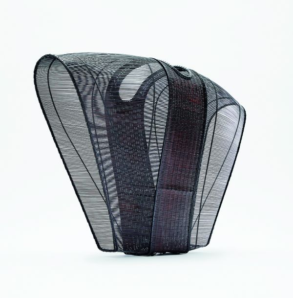 White book cover of Éloge de la Lumière, Pierre Soulages - Tanabe Chikuunsai IV. In praise of light featuring a black bamboo structure with bronze semi circle in center. Published by 5 Continents Editions.