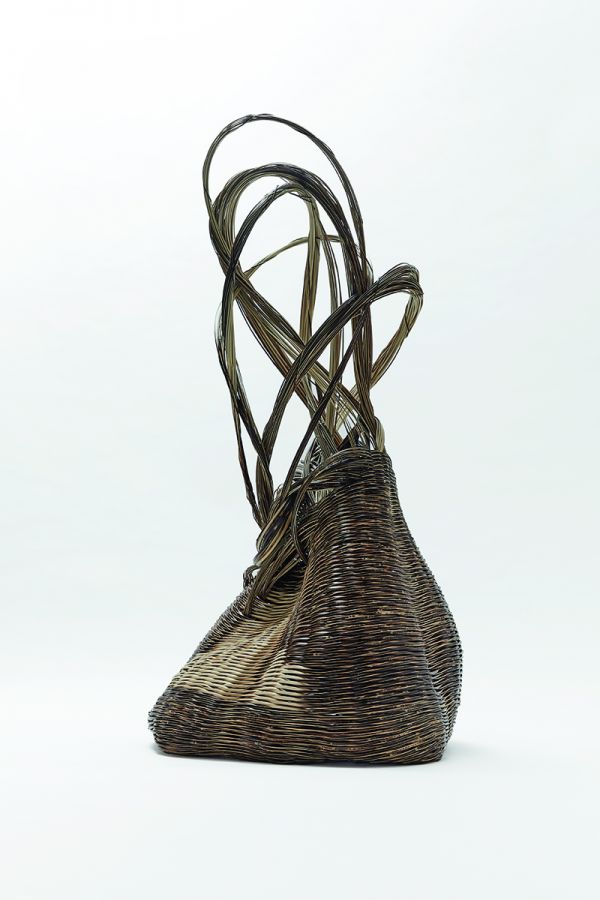 White book cover of Éloge de la Lumière, Pierre Soulages - Tanabe Chikuunsai IV. In praise of light featuring a black bamboo structure with bronze semi circle in center. Published by 5 Continents Editions.