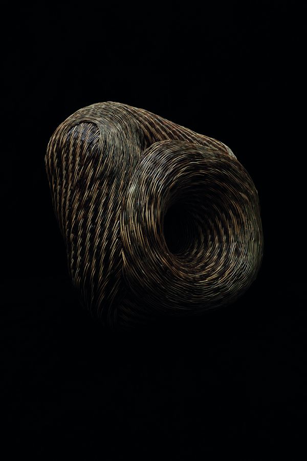 White book cover of Éloge de la Lumière, Pierre Soulages - Tanabe Chikuunsai IV. In praise of light featuring a black bamboo structure with bronze semi circle in center. Published by 5 Continents Editions.