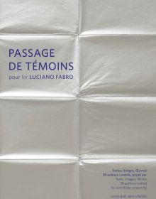 Book cover of Passage de témoins pour Luciano Fabro, with a pale gray sheet with fold lines. Published by 5 Continents Editions.