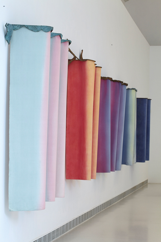 Book cover of Passage de témoins pour Luciano Fabro, with a pale grey sheet with fold lines. Published by 5 Continents Editions.