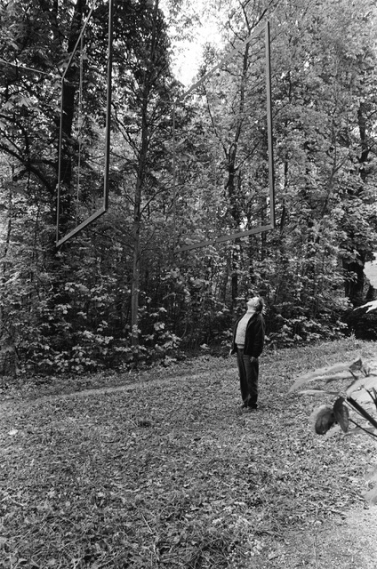 Book cover of Passage de témoins pour Luciano Fabro, with a pale grey sheet with fold lines. Published by 5 Continents Editions.