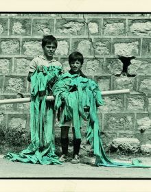 Book cover of Legarsi alla Montagna, Binding to the mountain, featuring a woman in black, stretching out a long blue ribbon through a street. Published by 5 Continents Editions.