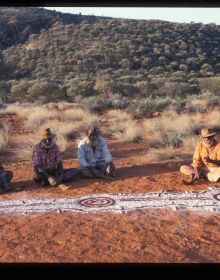 Grey book cover of Wamulu, featuring an circular Aboriginal pattern. Published by 5 Continents Editions.