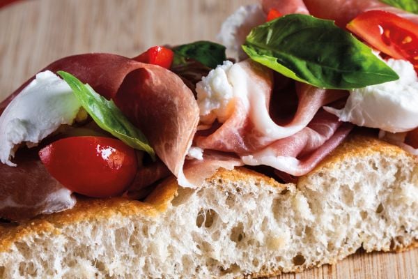 Book cover of La Pizza: Con i migliori salumi i d'italia, with a slice of pizza and a piece of salami. Published by Manfredi Edizioni.