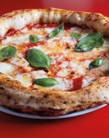 Book cover of La Pizza: Con i migliori salumi i d'italia, with a slice of pizza and a piece of salami. Published by Manfredi Edizioni.