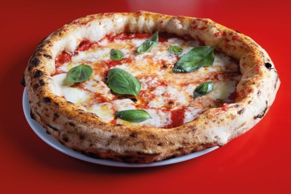 Book cover of La Pizza: Con i migliori salumi i d'italia, with a slice of pizza and a piece of salami. Published by Manfredi Edizioni.