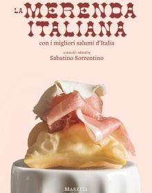 Book cover of Sabatino Sorrentino's La Merenda Italiana: con i migliori salumi d'Italia, with a pastry parcel topped with prosciutto and cheese. Published by Manfredi Edizioni.