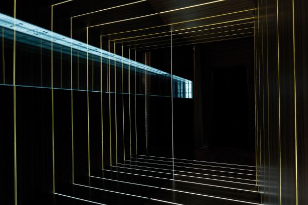 Book cover of Diventare Grandi: Becoming Grandi, with the chef holding a cup to his left ear. Published by Manfredi Edizioni.