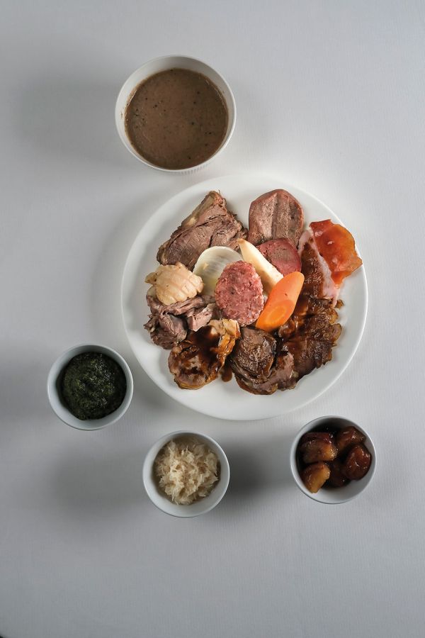 Book cover of Diventare Grandi: Becoming Grandi, with the chef holding a cup to his left ear. Published by Manfredi Edizioni.