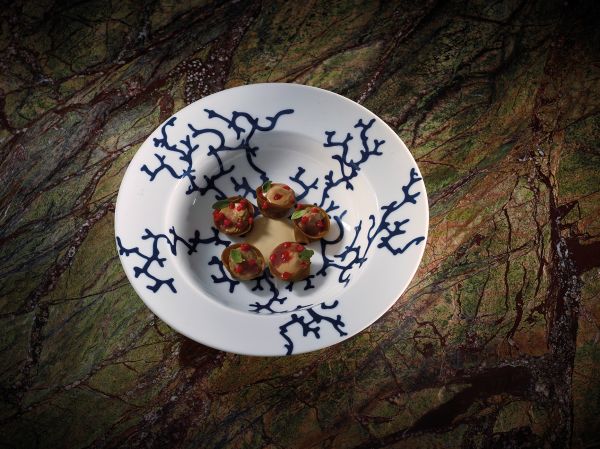 Book cover of Diventare Grandi: Becoming Grandi, with the chef holding a cup to his left ear. Published by Manfredi Edizioni.