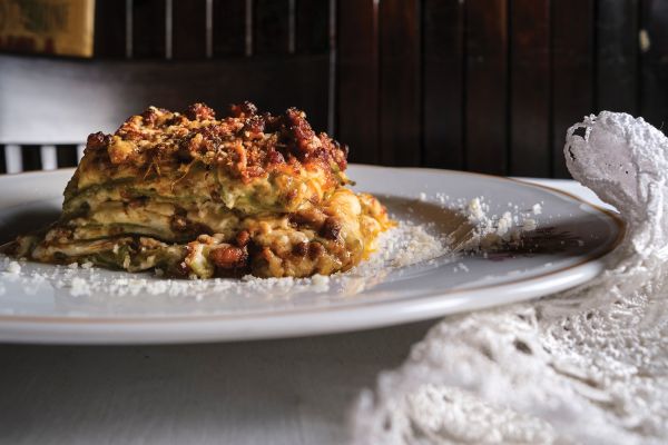 Book cover of Franco Cimini: Antica Osteria del Mirasole, with the face of a pig on a plate. Published by Manfredi Edizioni.