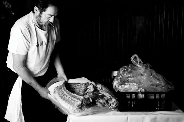 Book cover of Franco Cimini: Antica Osteria del Mirasole, with the face of a pig on a plate. Published by Manfredi Edizioni.