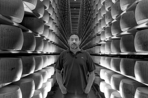 Book cover of Franco Cimini: Antica Osteria del Mirasole, with the face of a pig on a plate. Published by Manfredi Edizioni.