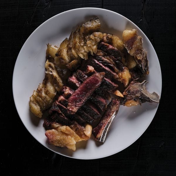 Book cover of Deep Raw: La Filosofia delle Frollature, will a tray of dead, de-feathered birds. Published by Manfredi Edizioni.