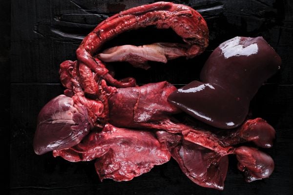 Book cover of Deep Raw: La Filosofia delle Frollature, will a tray of dead, de-feathered birds. Published by Manfredi Edizioni.