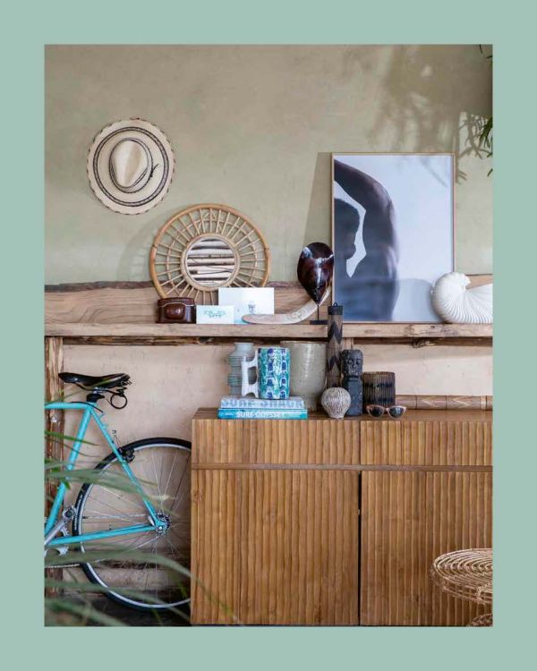 Colorful, striped book cover of Loods of Living. Published by Lannoo Publishers.