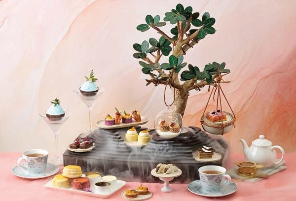 Book cover of 150 Tea Houses You Need to Visit Before You Die. Published by Lannoo Publishers.