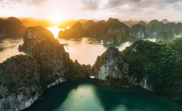 Book cover of Sunrise Destinations; featuring a sunset landscape with hot air balloons rising in the distance. Published by Lannoo Publishers.