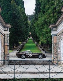Book cover of Iconic Classic Cars; featuring a silver Mercedes-Benz 300 SL Gullwing. Published by Lannoo Publishers.