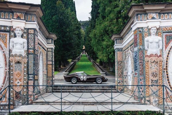 Book cover of Iconic Classic Cars; featuring a silver Mercedes-Benz 300 SL Gullwing. Published by Lannoo Publishers.