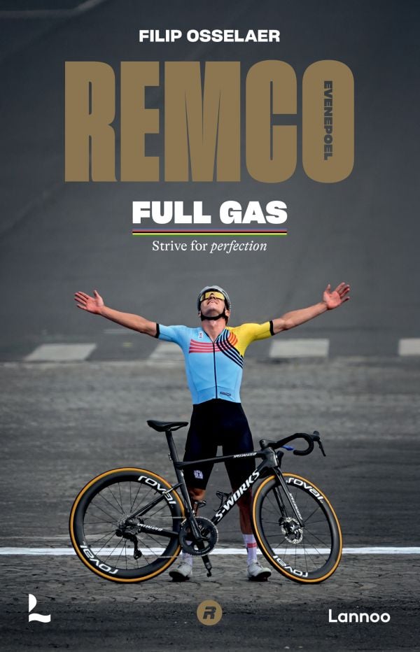 Book cover of Remco Evenepoel Full Gas: Strive for perfection, featuring the Belgian cyclist with his arms outstretched to the sky, his bike in front. Published by Lannoo Publishers.