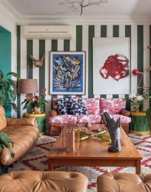 Book cover of Colour Combinations: Tips, tricks & moodboards, featuring a bold, colourful interior with pink chairs and a green ceiling. Published by Lannoo Publishers.
