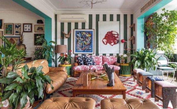 Book cover of Colour Combinations: Tips, tricks & moodboards, featuring a bold, colorful interior with pink chairs and a green ceiling. Published by Lannoo Publishers.