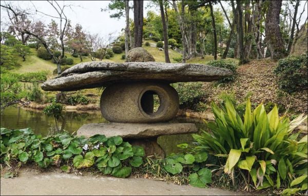 Book cover of Japandi Outdoor Living; featuring an outdoor patio area with swimming pool. Published by Lannoo Publishers.