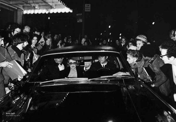 Book cover of WOMEN: Icons by Oscar; featuring Diana Ross with her mouth open wide. Published by Lannoo Publishers.