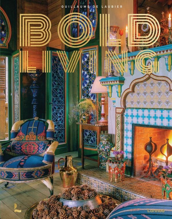 Book cover of Bold Living; featuring an interior living room with bright colors and a center piece of pine cones. Published by Lannoo Publishers.