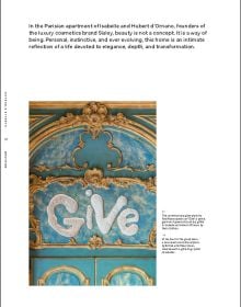 Book cover of Bold Living; featuring an interior living room with bright colors and a center piece of pine cones. Published by Lannoo Publishers.