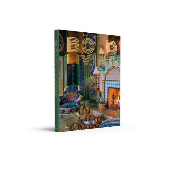Book cover of Bold Living; featuring an interior living room with bright colors and a center piece of pine cones. Published by Lannoo Publishers.