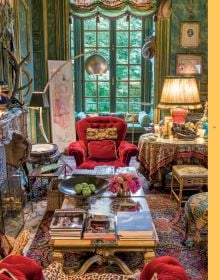 Book cover of Bold Living; featuring an interior living room with bright colors and a center piece of pine cones. Published by Lannoo Publishers.