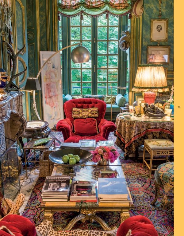 Book cover of Bold Living; featuring an interior living room with bright colors and a center piece of pine cones. Published by Lannoo Publishers.