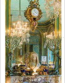 Book cover of Bold Living; featuring an interior living room with bright colors and a center piece of pine cones. Published by Lannoo Publishers.