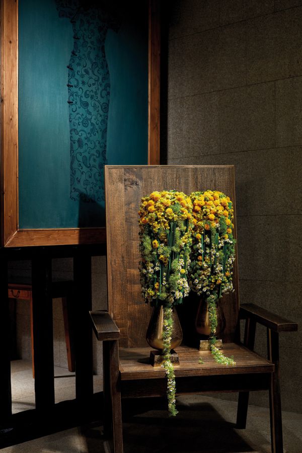 Book cover of Gary Kwok's Flowers and Design, with two glass holders filled with thin green stems topped with tiny bright blue flowers. Published by Stichting.