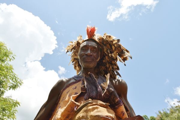 Book cover of Congo Revisited, featuring an African girl holding red onion to lips, bunch of onions resting on head. Published by Stichting.